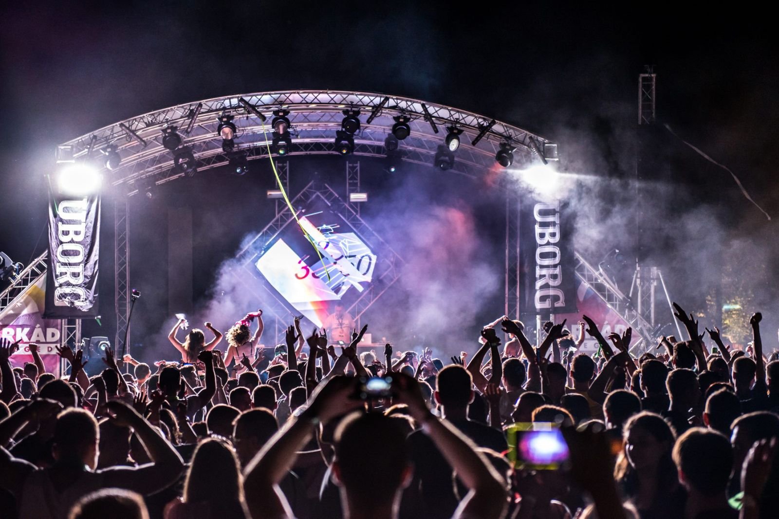 Montaža bine za letnji muzički festival na otvorenom