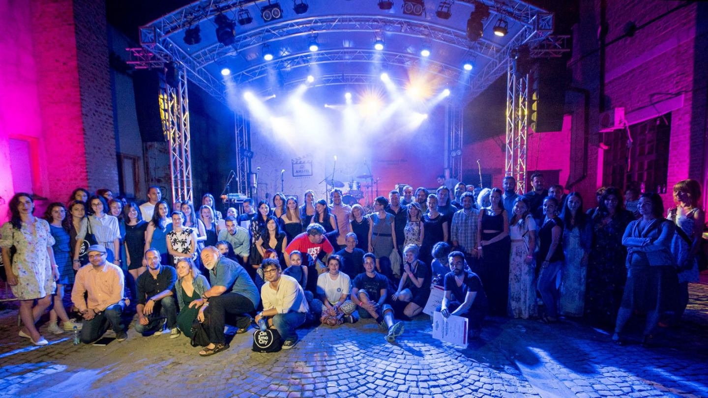 Noćni koncert na bini sa rasvetom i krovom